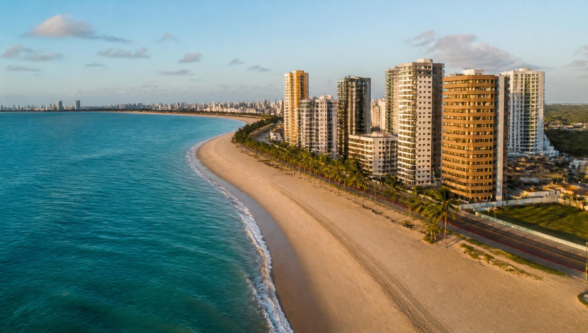 Vista aérea da orla de Cabo Branco em João Pessoa ao entardecer